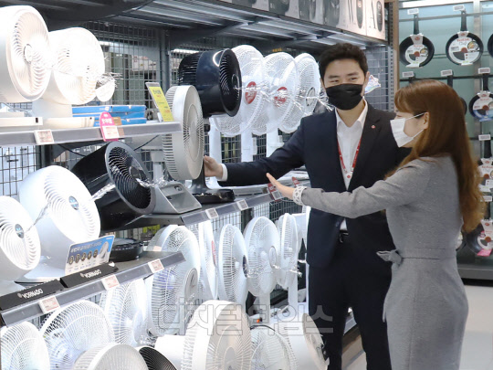 여름이 다가오면서 서큘레이터 매출이 급증하고 있다.  <롯데하이마트 제공>